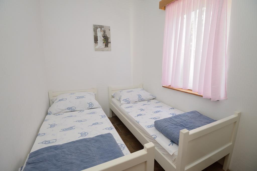 Hrusta Apartment Malinska Bagian luar foto